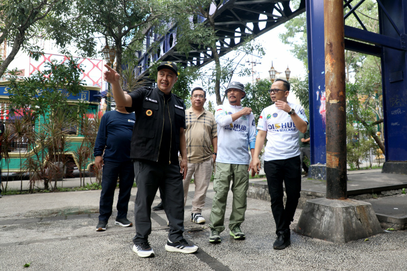 Penjabat Wali Kota Malang Iwan Kurniawan bersama Dishub menata parkir Kayutangan menyongsong libur Natal dan Tahun Baru 2025. Foto: Bagian Prokompim Kota Malang
