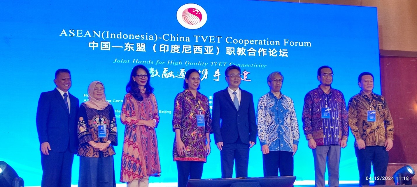 Rektor UB, Prof Widodo (dua dari kanan), saat menghadiri Soft Launching Ceremony of ASEAN-China Center of Excellence, yang merupakan bagian dari International Conference on ASEAN-CHINA TVET Development. Acara ini berlangsung di Grand Ballroom Hotel Grand Preanger, Bandung, Jawa Barat pada Rabu (4/12/2024). Istimewa