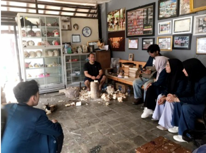 Mahasiswa Program Studi Sastra Cina Fakultas Ilmu Budaya Universitas Brawijaya (FIB UB) survei dan produksi konten di Sanggar Asmorobangun, Kabupaten Malang. Foto: Prodi Sastra Cina FIB UB