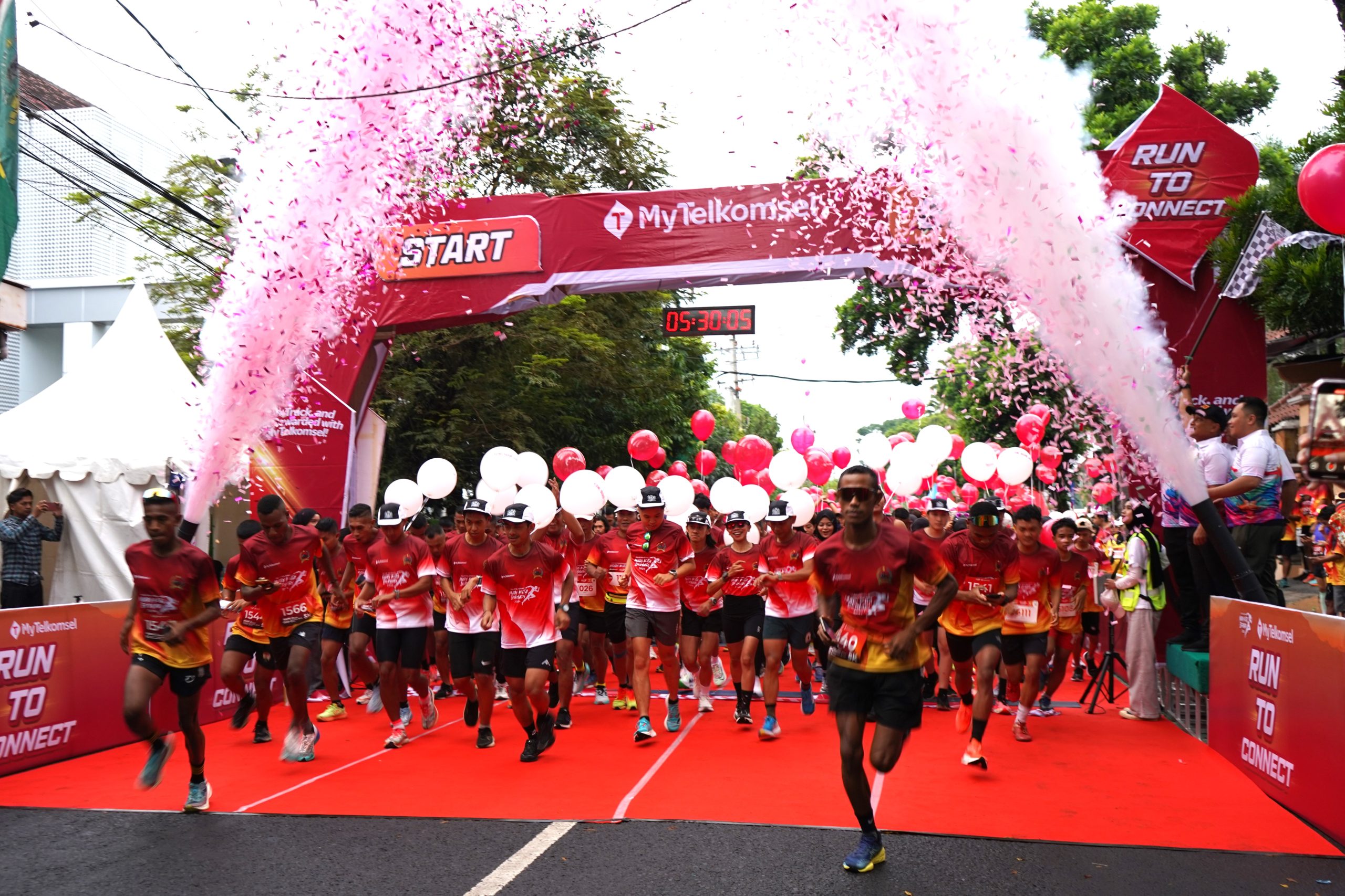 Kemeriahan pelepasan peserta lari 10K dan 5K dalam acara Dulur Baladhika Mari Kita Berlari 2024, Minggu (15/12/2024). Istimewa