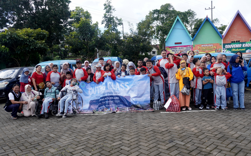 Guru, siswa dan orang tua Sekolah Luar Biasa (SLB) YPAC Kota Malang mengikuti outing class di Florawisata Santerra De Laponte. Foto: SLB YPAC Kota Malang