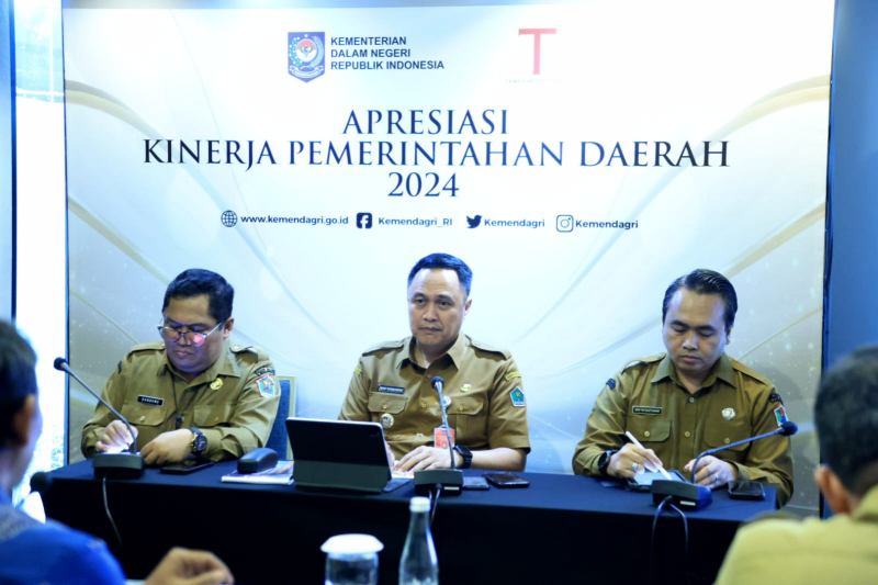 Penjabat Wali Kota Malang Iwan Kurniawan (tengah) saat presentasi evaluasi kinerja di Kemendagri, Senin (2/12/2024). Foto: Bagian Prokompim Kota Malang