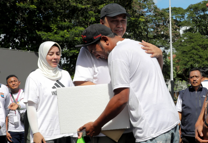 Penjabat Wali Kota Malang Iwan Kurniawan menyalurkan bantuan sosial terpadu kepada 20.810 penerima manfaat. Foto: Bagian Prokompim Kota Malang