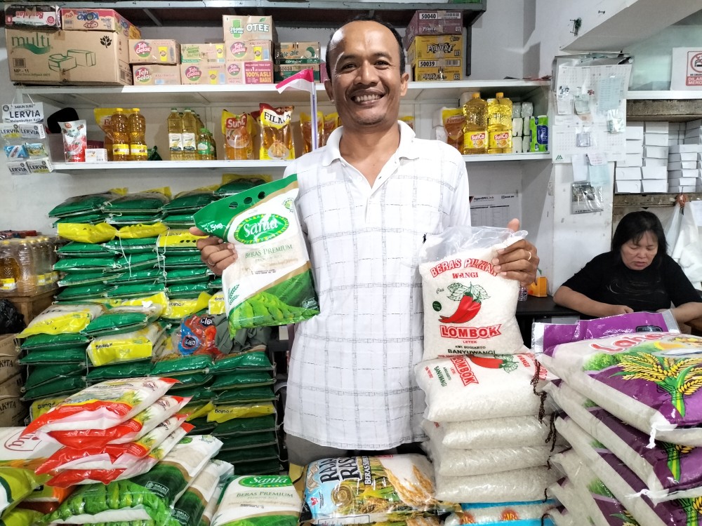Supriyono, pedagang beras di Pasar Bunulrejo, Kota Malang, Jawa Timur, Jumat (27/12). Foto: Tugusatu/Bagus Suryo