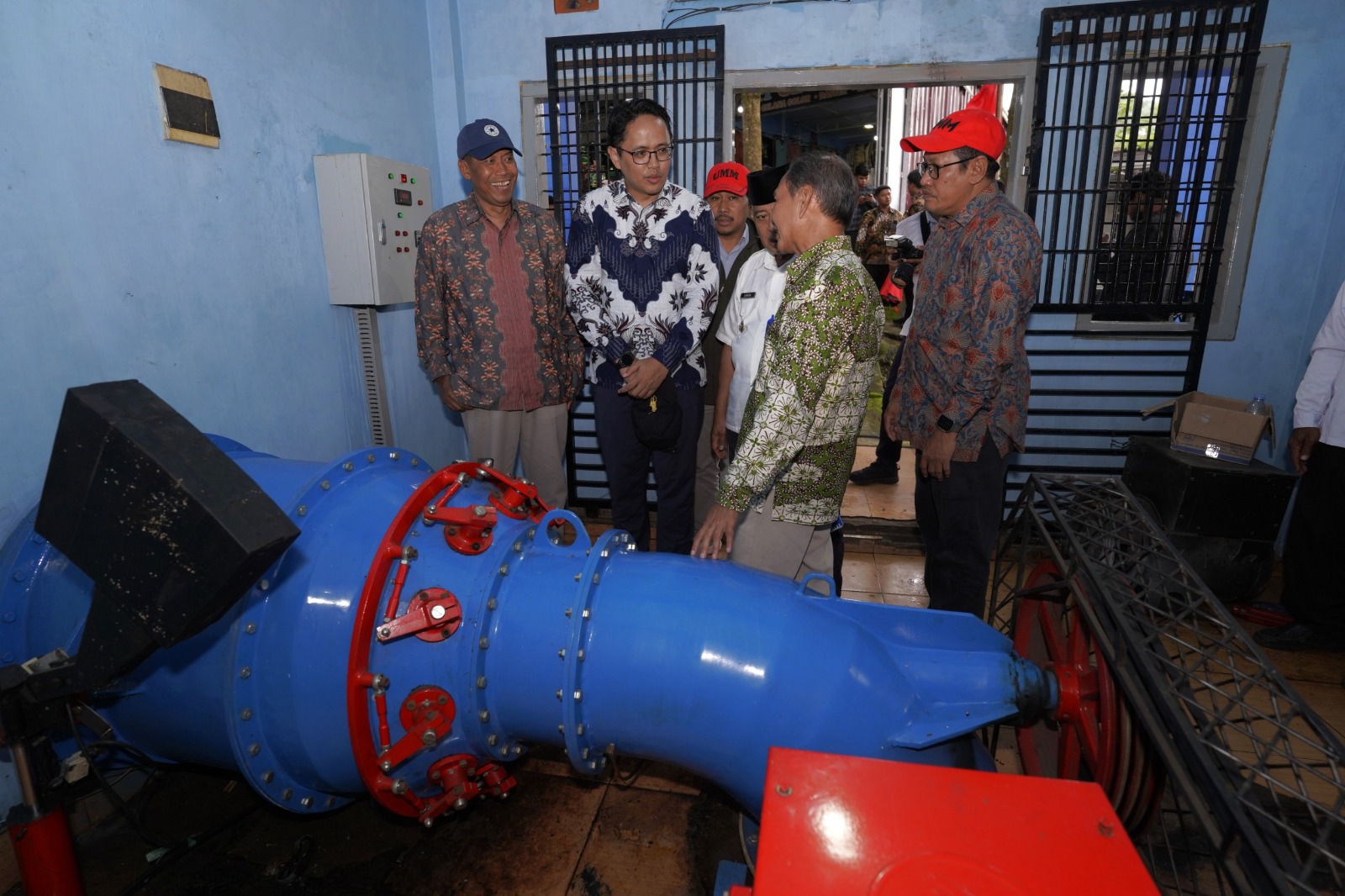 Wakil Menteri Pendidikan Tinggi, Sains, dan Teknologi (Diktisaintek), Prof. Fauzan (paling kiri), saat menghubungi PLTH Sumber Maron, Selasa (17/12/2024). Istimewa