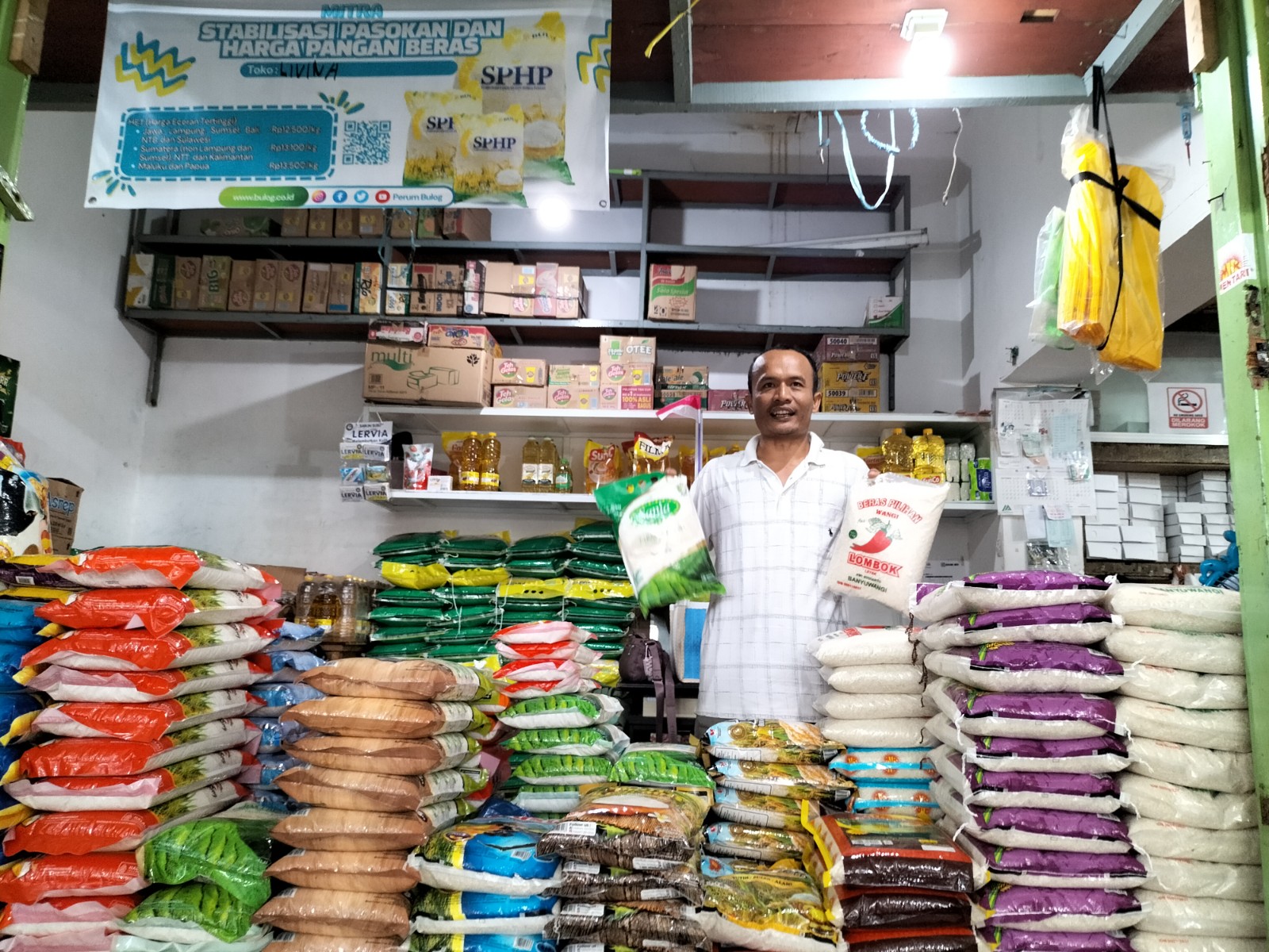 Supriyono, pedagang beras di Pasar Bunulrejo, Kota Malang. Foto: Tugusatu/Bagus Suryo