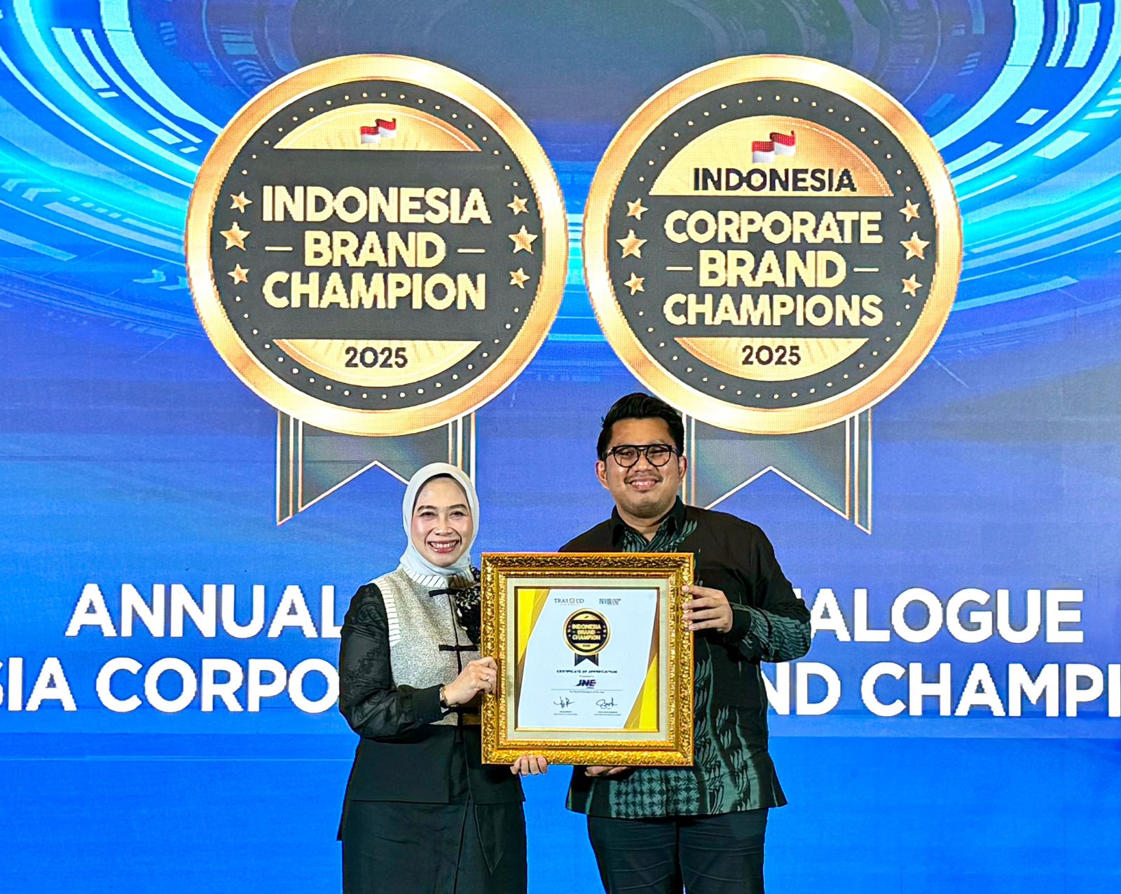 Kurnia Nugraha, Media Communication Head Dept JNE mewakili penerimaan penghargaan Indonesia Brand Champion 2025 yang diserahkan langsung oleh Susi Raharjo selaku CEO Media Infobrand Group. Istimewa
