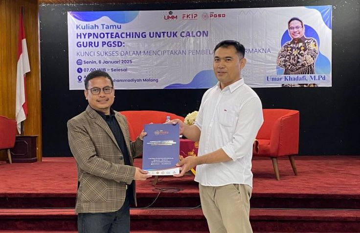 Kuliah tamu tersebut mengkaji mengenai 'Hypnoteaching untuk Calon Guru PGSD: Kunci Sukses Dalam Menciptakan Pembelajaran Bermakna" oleh Owner-CEO PT Internasional Better Learning Upgrader, Umar Khadafi (kiri), di Universitas Muhammadiyah Malang (UMM), Senin (6/1/2025). Istimewa