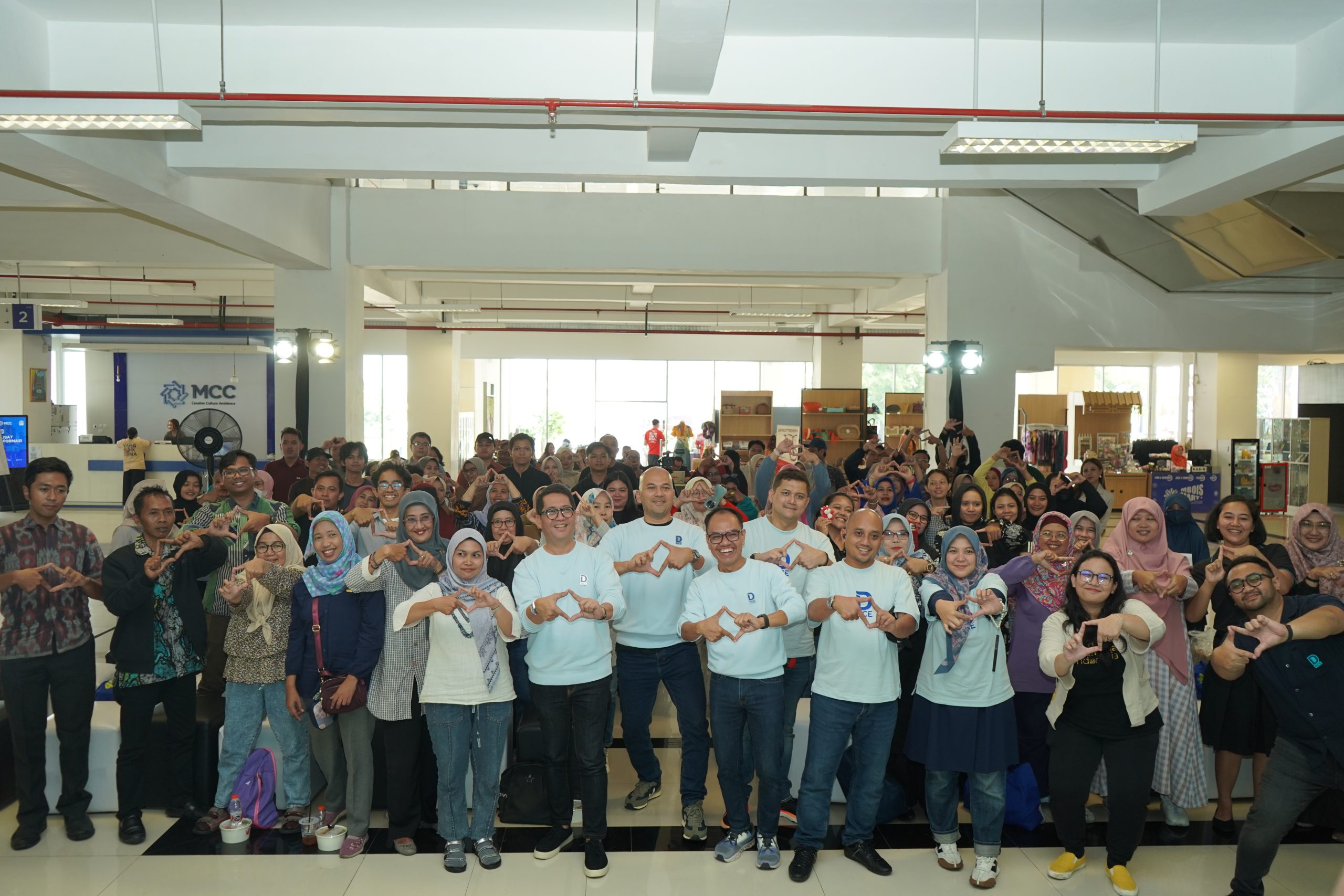 Para narasumber dan peserta roadshow DCE Malang yang berlangsung di Malang Creative Center berfoto bersama saat pembukaan acara. Istimewa