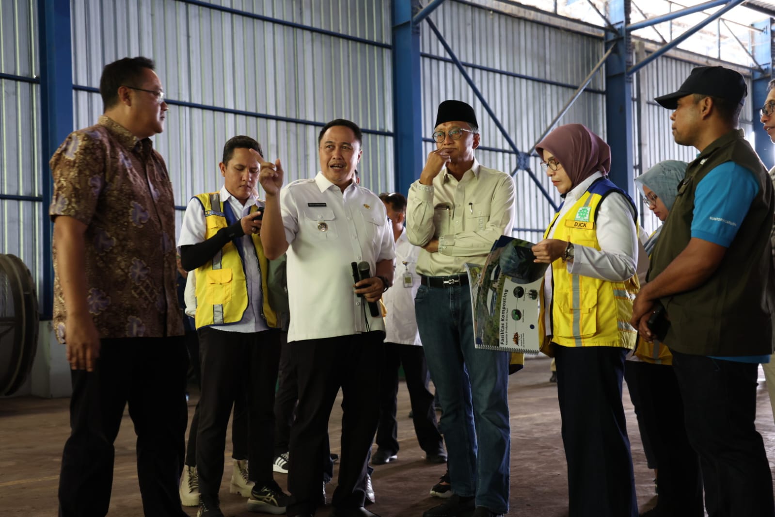 Penjabat Wali Kota Malang Iwan Kurniawan mendampingi Menteri Pekerjaan Umum Dody Hanggodo saat mengunjungi TPA Supiturang, Sabtu (18/1). Foto: Dok. Prokompim Kota Malang
