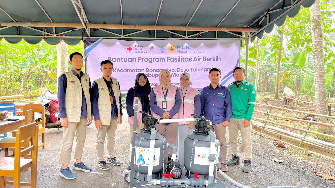 PT PLN Nusantara Power (PLN NP) UP Brantas menyerahkan bantuan alat penjernih air ke Desa Tulungrejo, Kecamatan Donomulyo, Kabupaten Malang, Jawa Timur, Selasa (7/1). Foto: Dok. PLN NP UP Brantas