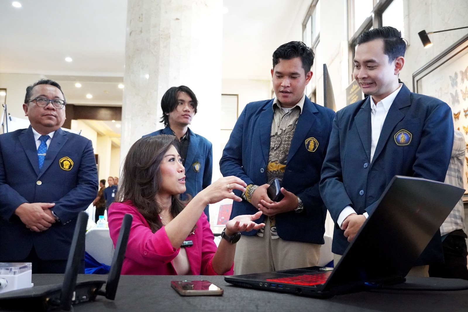 Danung (kanan) saat mendampingi Menkomdigi Meutya Hafid mengunjungi booth Lentera saat peresmian AI Center Universitas Brawijaya beberapa waktu lalu. Istimewa