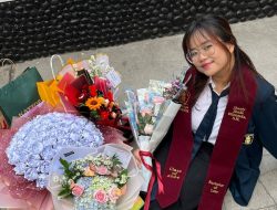 Alumni FH UB Olah Kertas Skripsi Jadi Bouquet Bunga