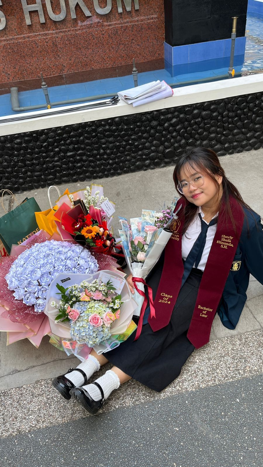 Sherly Shafa Elinanda alumni Fakultas Hukum Universitas Brawijaya, menunjukkan bouquet bunga dari kertas hasil karyanya. Istimewa