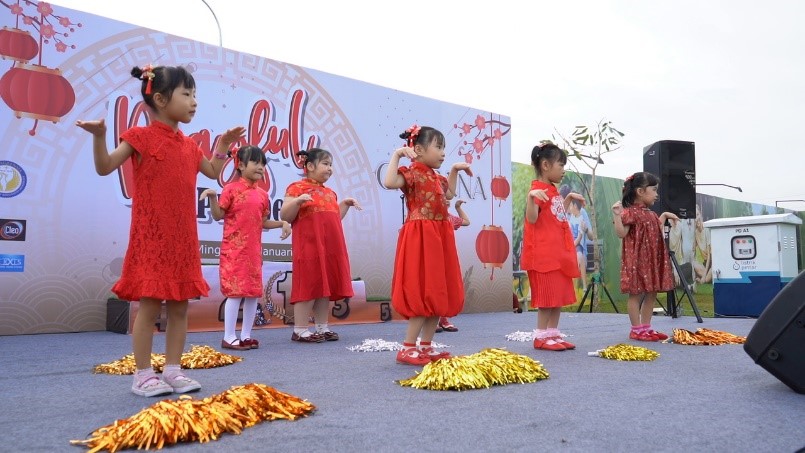 Penampilan dari Sekolah Laurensia Suvarna Sutera. Istimewa