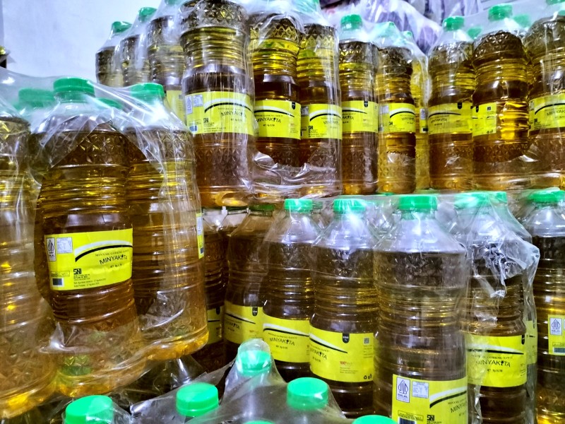 Minyak goreng sebagai komoditas penyumbang inflasi di Kota Malang. Foto: Tugusatu/Bagus Suryo