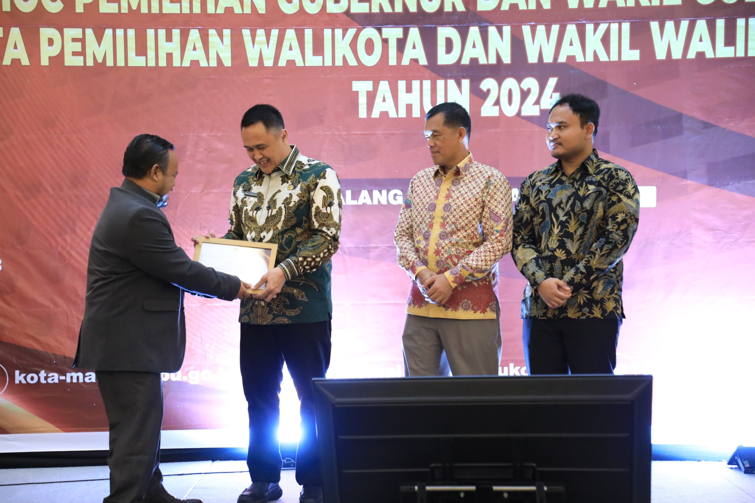 Penjabat Wali Kota Malang Iwan Kurniawan menerima penghargaan dari Ketua KPU Kota Malang M.Toyyib. Foto: Dok. Bagian Prokompim Kota Malang
