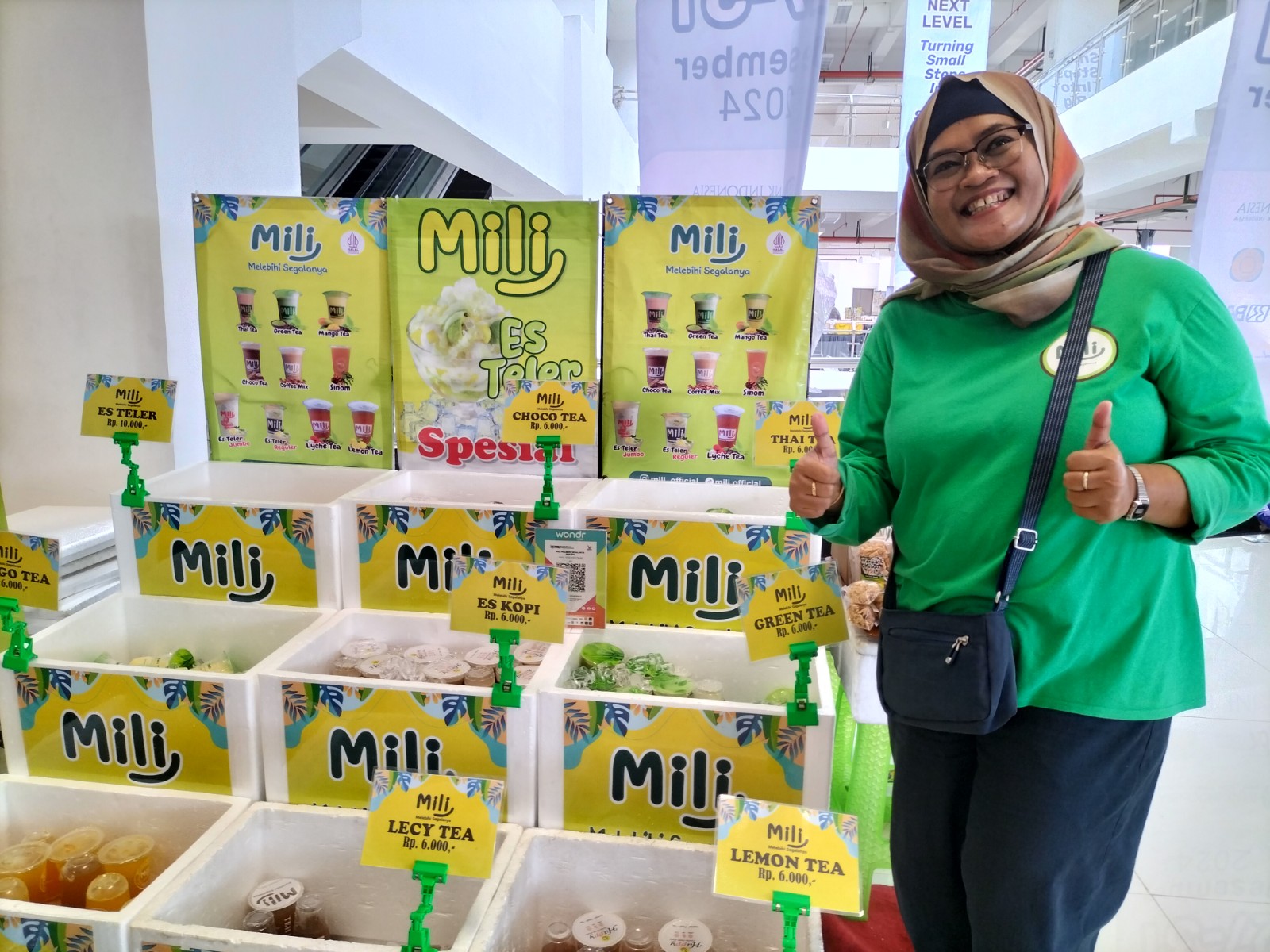 Pelaku UMKM produk es Mili, Ika Purwanti saat Gebyar UMKM di Malang Creative Center (MCC) pada 27-31 Desember 2024. Foto: Tugusatu/Bagus Suryo