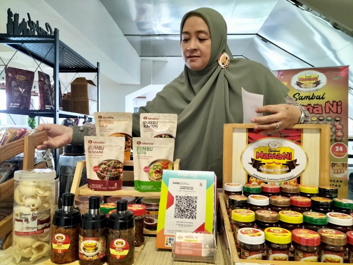 Pelaku UMKM produk sambal Mama Ni, Heni Wardhani, saat mengikuti pameran di Malang Creative Center. Foto: Tugusatu/Bagus Suryo