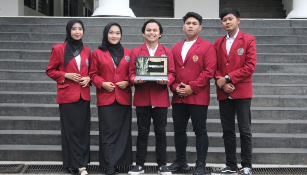 Andriyan Kristianto dan tuimnya yang mengembangkan cornpaper. Istimewa