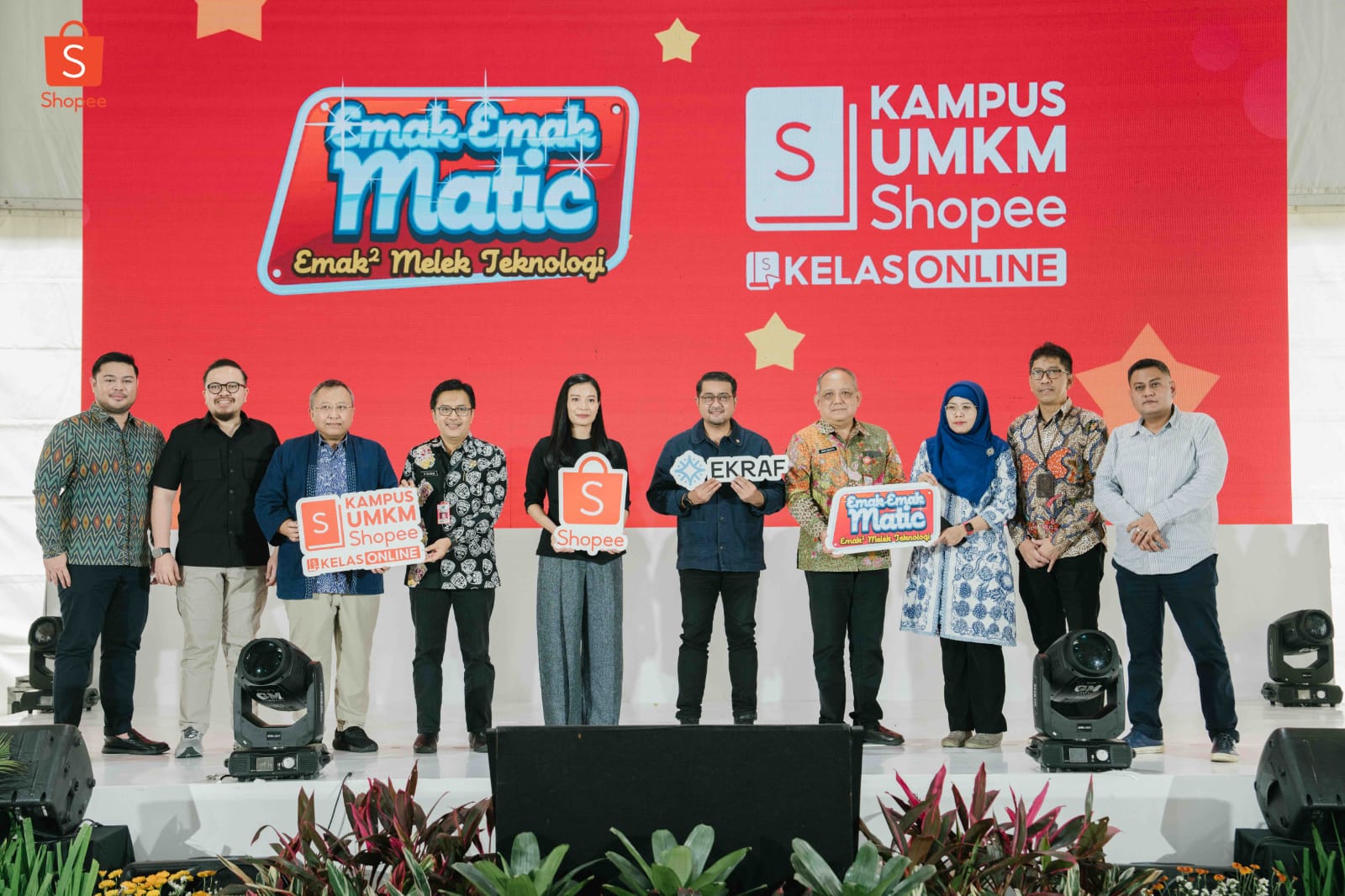 Head of Government Relations Shopee Indonesia, Balques Manisang (lima dari kiri) bersama Menteri Ekonomi Kreatif, Teuku Riefky Harsya (lima dari kanan), pada Kick off program Emak-Emak Matic (Emak-Emak Melek Teknologi) di kampus UMKM Shopee Malang, Kamis (13/2/2025). Istimewa