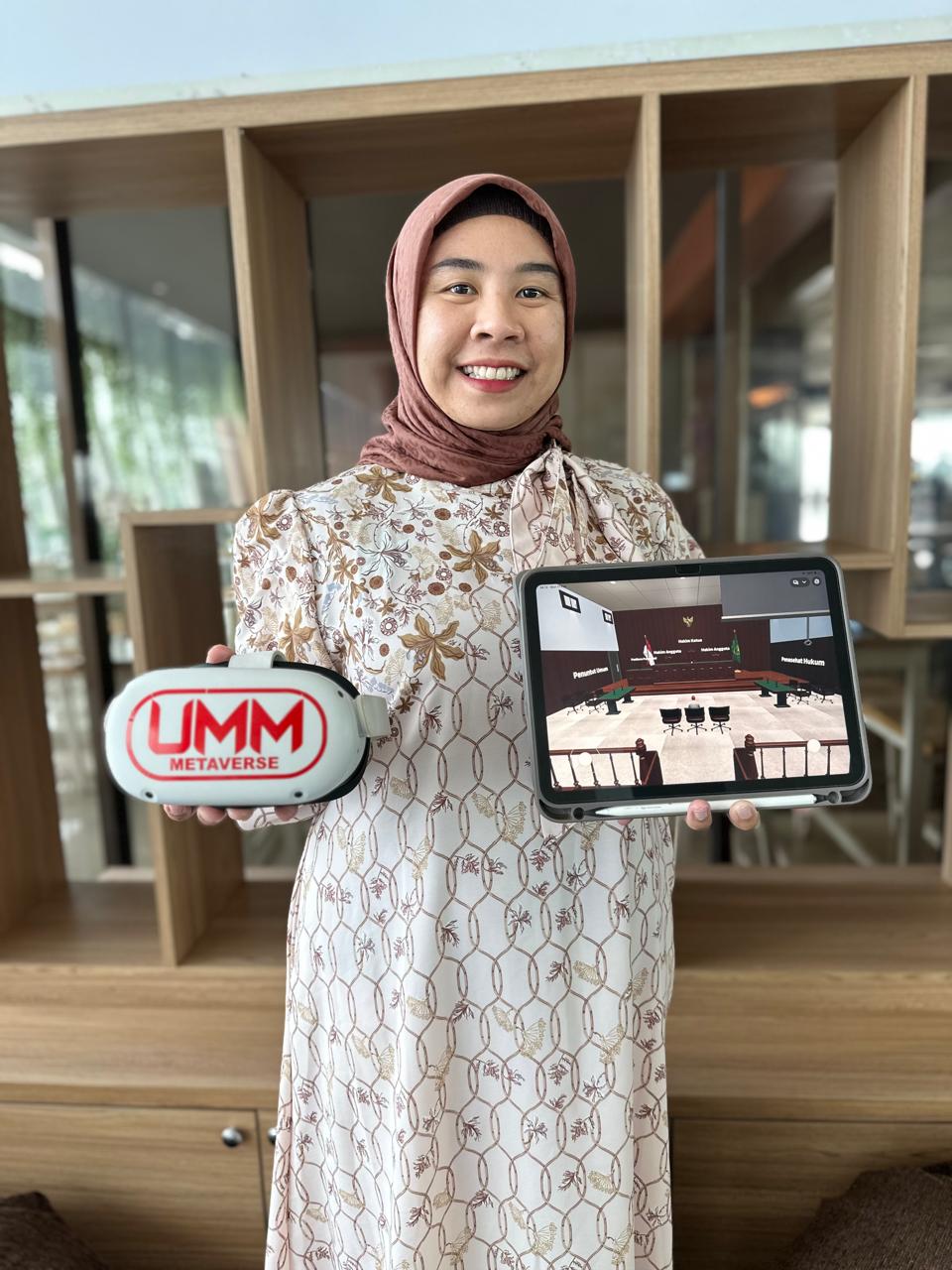 Dosen FH UMM, Nur Putri Hidayah, menunjukkan Metaverse Moot Court Pengadilan Negeri. Istimewa
