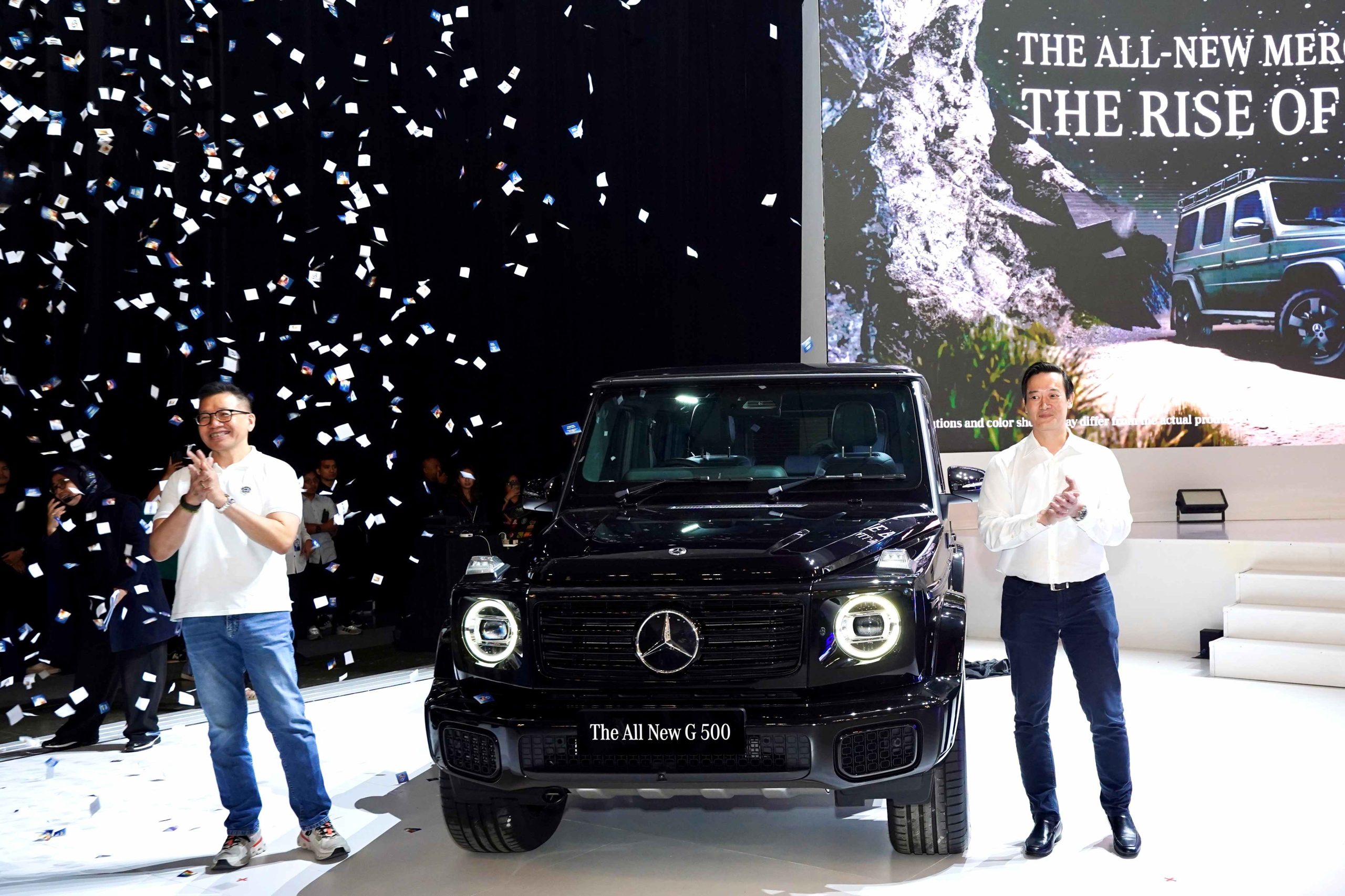 Direktur BCA Haryanto T. Budiman (kiri) bersama President Director PT Inchcape Automotive Indonesia Khoo Shao Tze (kanan) meluncurkan SUV The All-New Mercedes Benz G 500 PROFESSIONAL Line di acara pembukaan BCA Expoversary 2025 di ICE BSD City, Kabupaten Tangerang, Kamis (20/2/2025). Istimewa