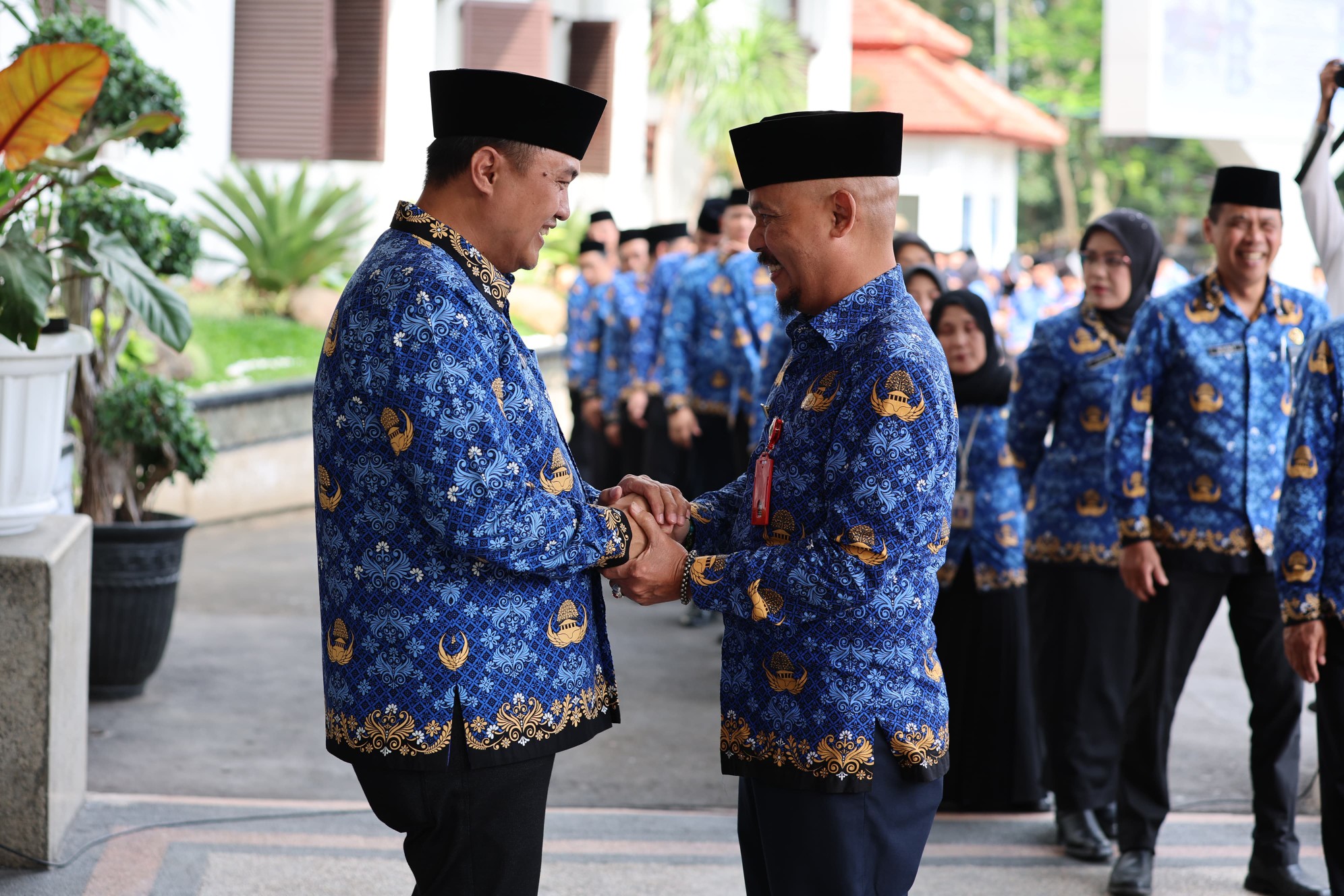 Penjabat Wali Kota Malang Iwan Kurniawan bersalaman dengan Kepala Dinas Perhubungan Kota Malang R. Widjaja Saleh Putra dan ASN Pemkot Malang usai apel pagi, Senin (17/2). Foto: Dok. Prokompim Kota Malang