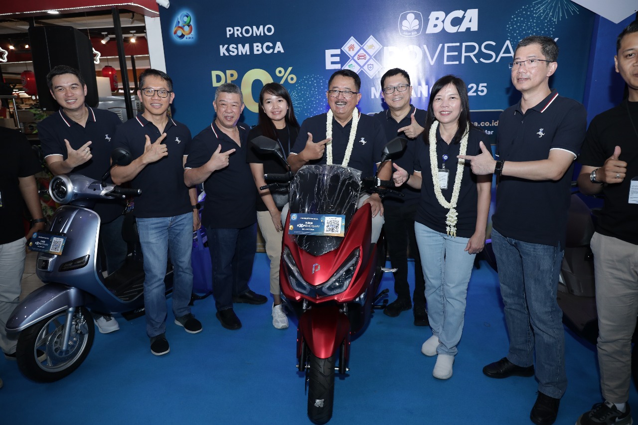 Direktur BCA Antonius Widodo berfoto bersama dengan jajaran Kanwil VII di BCA Expoversary Malang 2025, Sabtu (22/2/2025). Istimewa