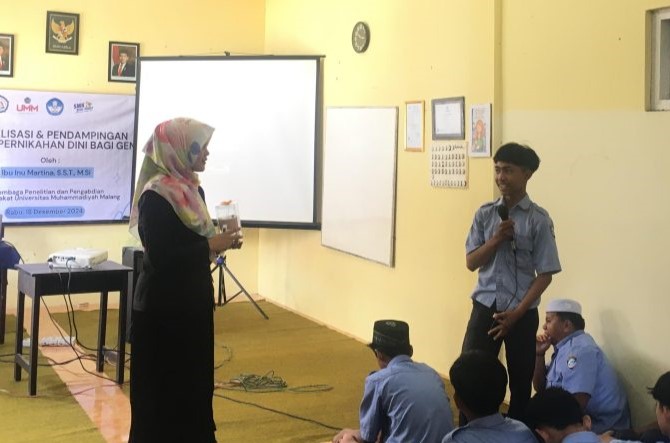 Dosen UMM memberikan pendampingan dan sosialisasi terhadap generasi Z dan milennial di Kab. Malang tentan bahaya pernikahan dini. Istimewa