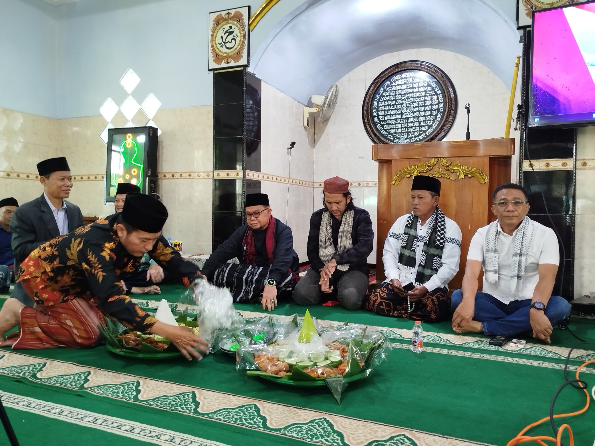 Majelis Dzikir Tarekat Naqsabandiyah Benteng Suryalaya menggelar zikir di Masjid Al-Mubarok, DPUPRPKP Kota Malang, Minggu (23/2/2025). Foto: ist