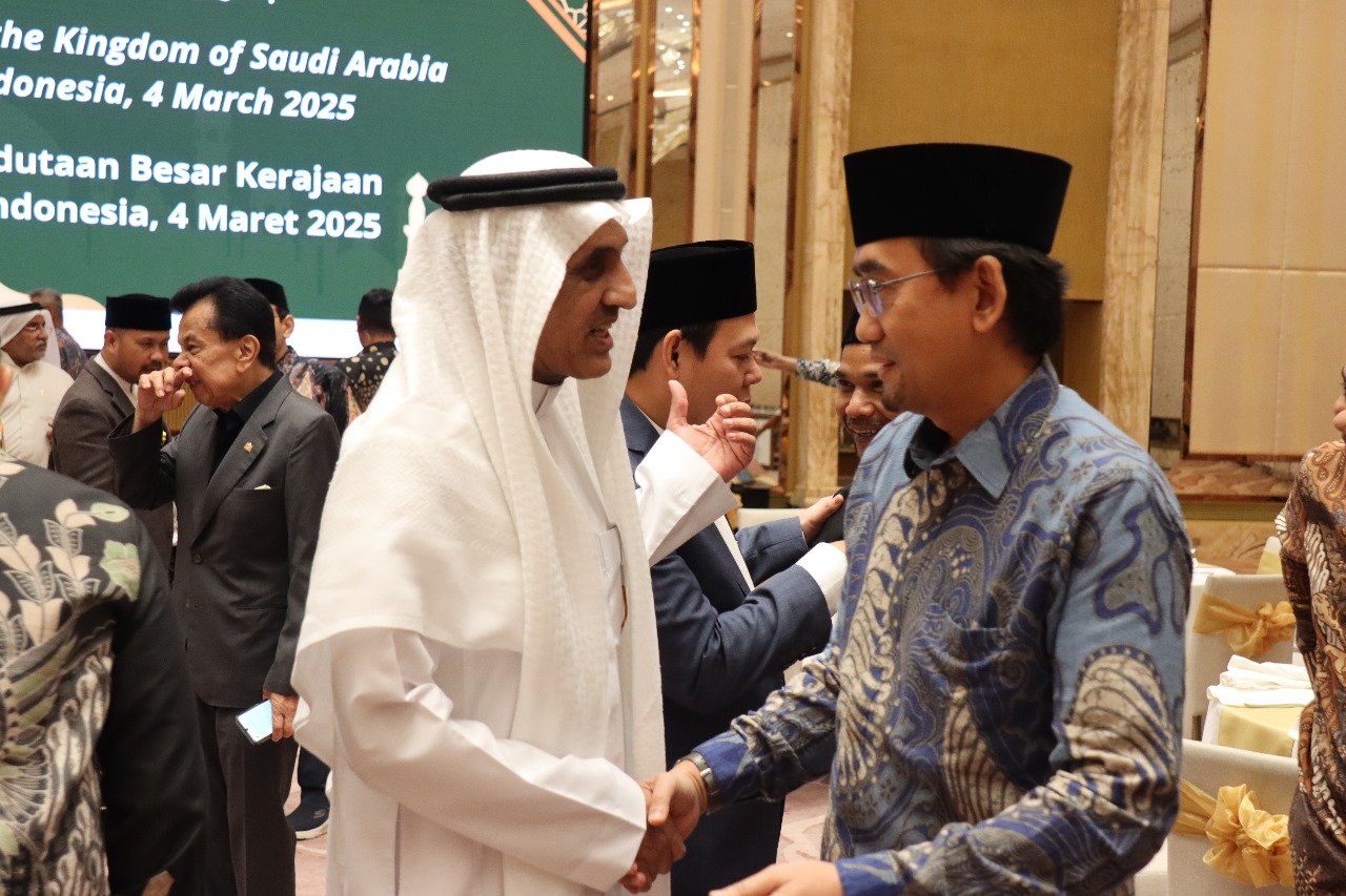 Rektor Prof.  Widodo (kanan) bersalaman dengan Duta Besar Arab Saudi untuk Indonesia, H.E.  Faisal Bin Abdullah H. Amodi, buka puasa (iftar) bersama yang digelar Kedutaan Besar Arab Saudi di Jakarta,  Selasa (4/3/2025). Istimewa