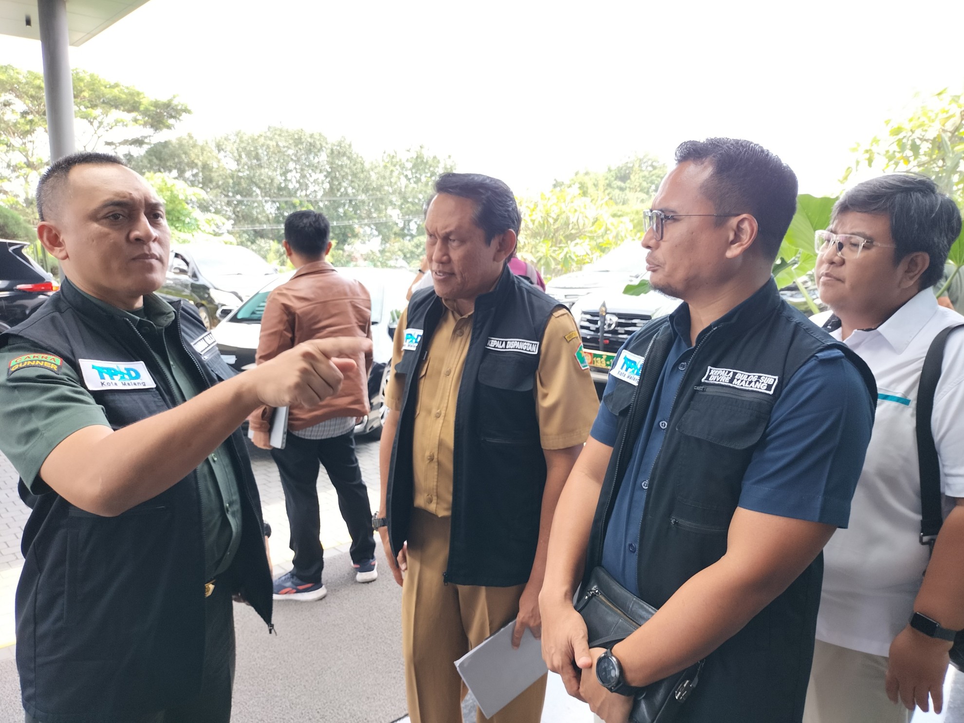 Pemimpin Cabang Bulog Malang M. Nurjuliansyah Rachman (kanan) usai rapat pengendalian inflasi bersama TPID, Senin (3/3). Foto: Tugusatu/Bagus Suryo