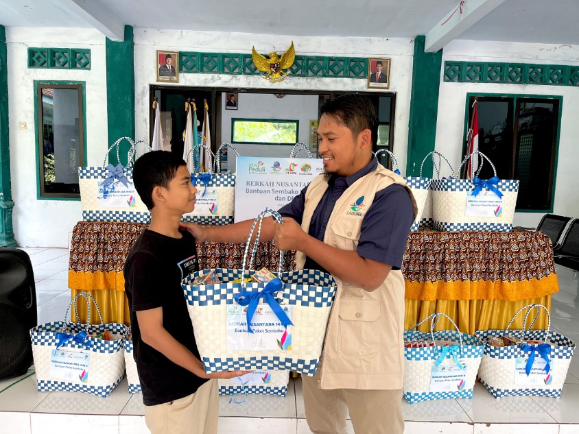 PLN NP UP Brantas menyalurkan paket sembako di Desa Sukowilangun, Kecamatan Kalipare, Kabupaten Malang, Jawa Timur. Foto: Dok PLN NP UP Brantas