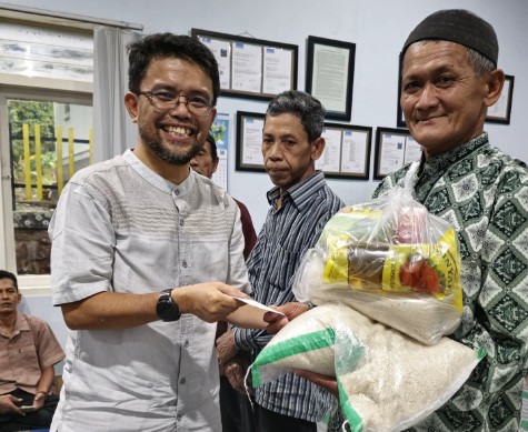 Manajemen PLN NP UP Brantas menyerahkan santunan dalam Safari Ramadan di Aula PLTA Giringan, Kabupaten Madiun, Jawa Timur, Kamis (13/3). Foto: Dok PLN NP UP Brantas