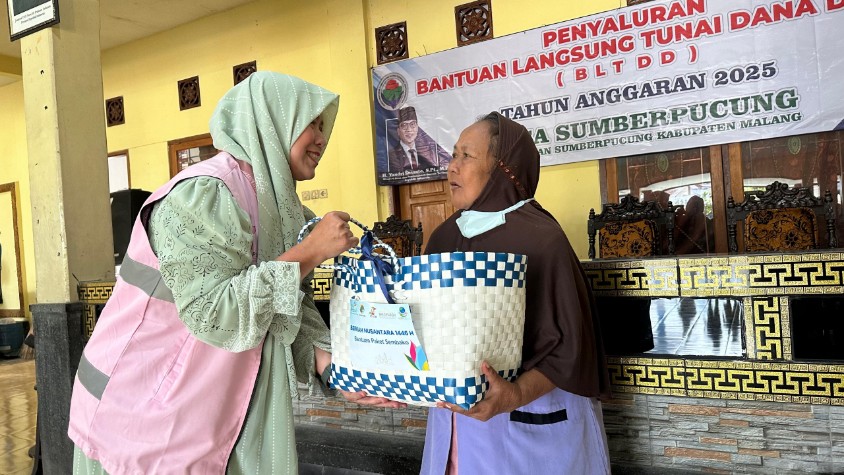 PLN NP UP Brantas menyalurkan paket sembako di bulan Ramadan kepada warga Sumberpucung, Kabupaten Malang. Foto: Dok PLN NP UP Brantas