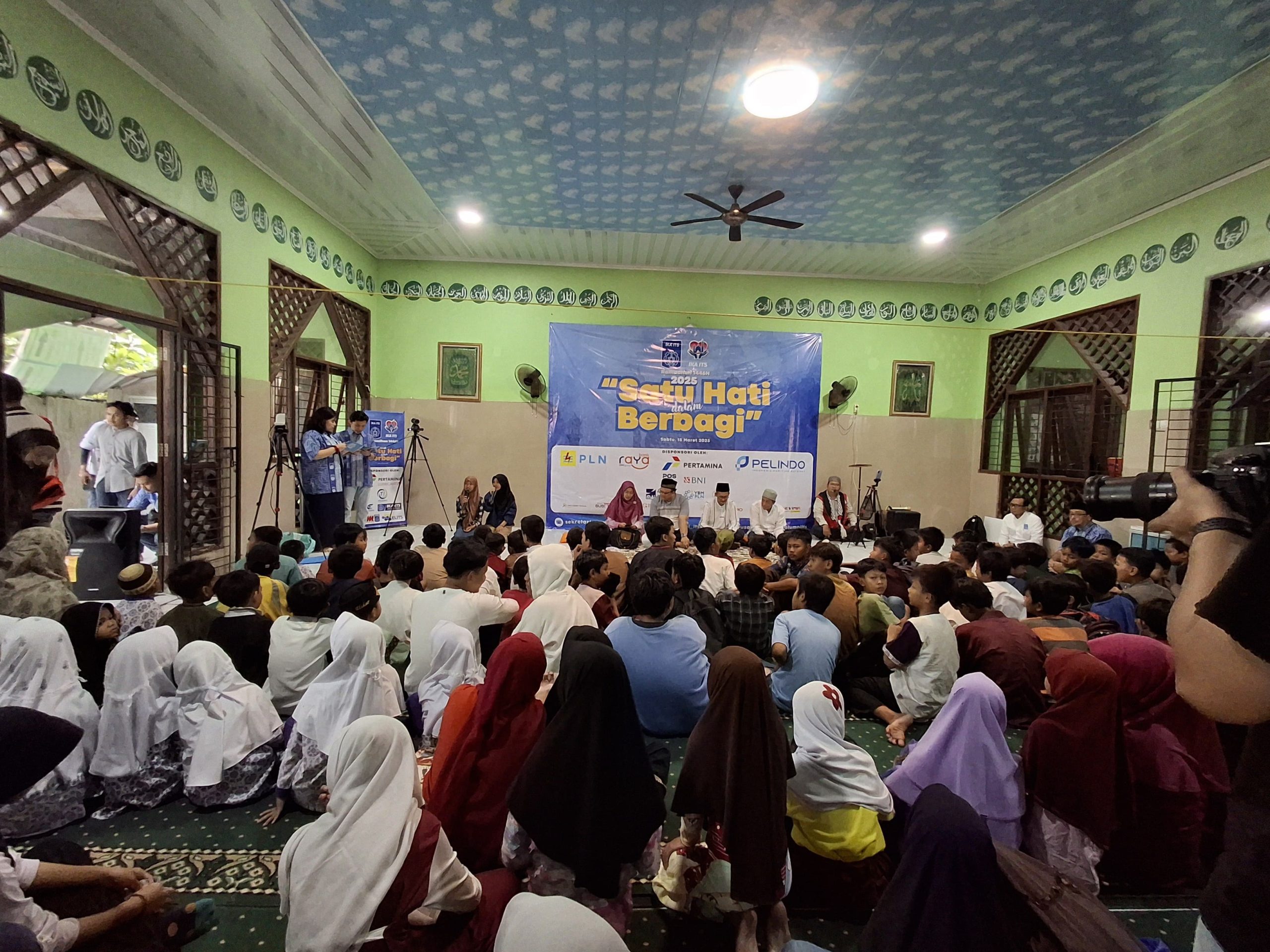 Suasana bukber Alumni ITS dengan anak-anak kaum marjinan di Depok, Sabtu (15/3/2025). Istimewa