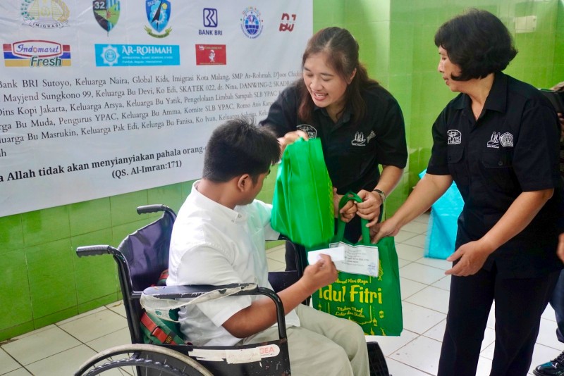 Guru SLB YPAC Kota Malang membagikan bingkisan kepada siswa saat pondok Ramadan, Rabu (26/3). Foto: Dok SLB YPAC Malang