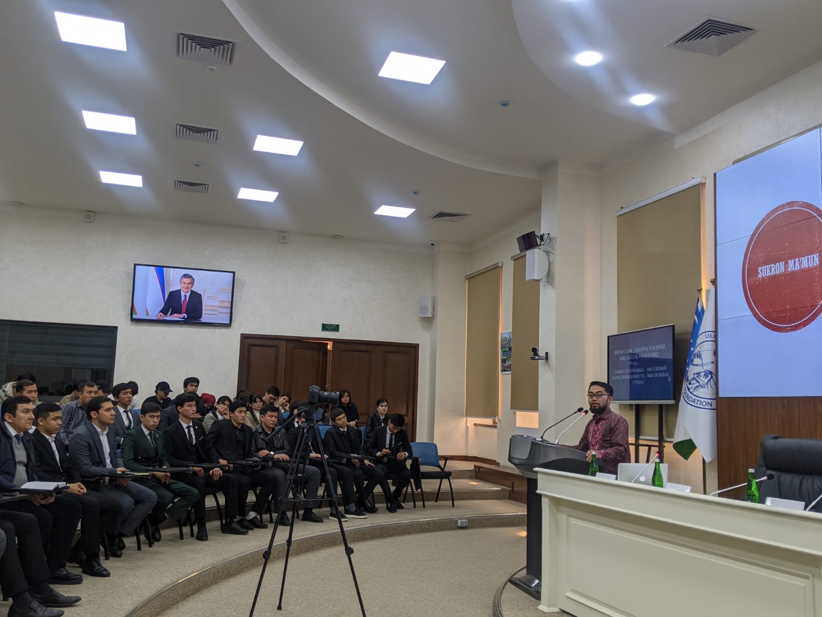 Dosen Fakultas Hukum UMM, Sholahuddin Al-Fatih (kanan), saat menjadi pembicara di Tashkent State University of Law (TSUL), Uzbekistan. Istimewa