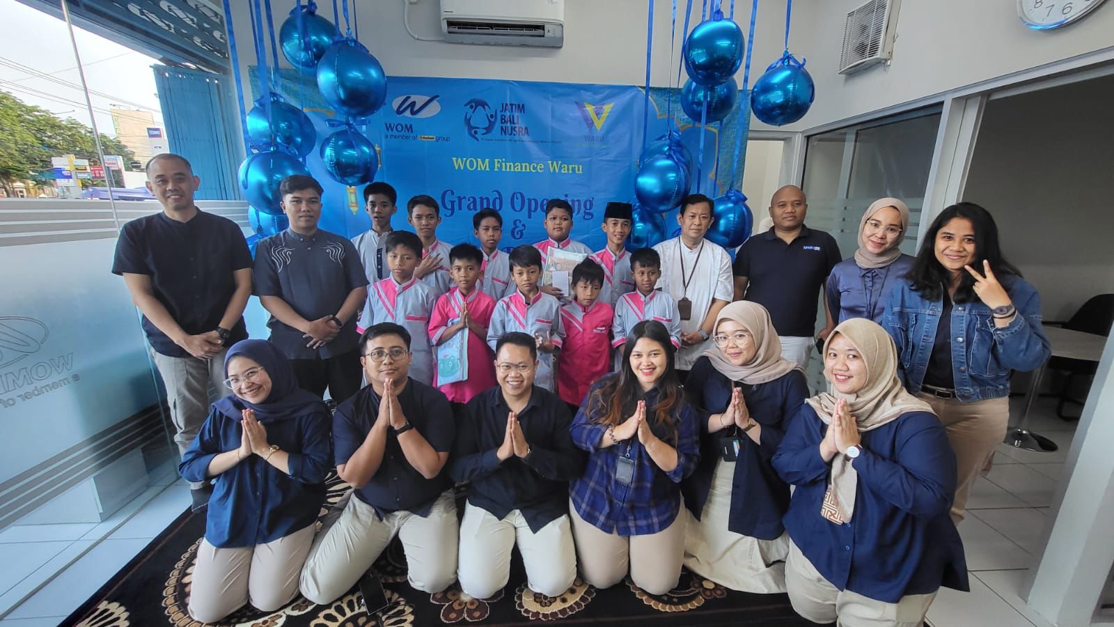 Pimpinan dan karyawan WOM Finance Sidoarjo berfoto Bersama dengan anak-anak panti asuhan pada syukuran menempati Kantor Cabang baru di Ruko Gateway Blok B-18, Jl. Raya Waru, Ds. Sawotratap, Kec. Gedangan, Kab. Sidoarjo - Jawa Timur, Senin (4/3/2025). Istimewa