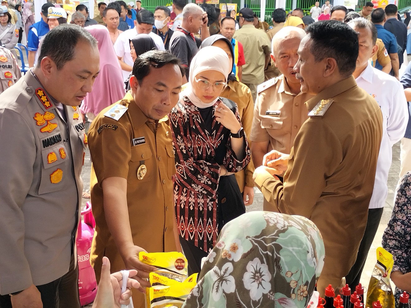 Forum Koordinasi Pimpinan Daerah (Forkopimda) Kota Malang memantau pelaksanaan pasar murah sekaligus mengawasi peredaran minyakita, Selasa (11/3). Foto: Tugusatu/Bagus Suryo