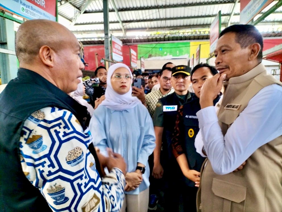 Kepala Diskopindag Eko Sri Yuliadi (kiri) bersama Wali Kota Malang Wahyu Hidayat, Ketua DPRD Amithya Ratnanggani Sirraduhita dan Dandim 0833/Kota Malang, Letkol Arm Aris Gunawan di Pasar Bunulrejo. Foto: Tugusatu/Bagus Suryo