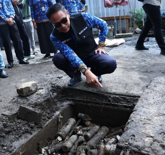 Wali Kota Malang Wahyu Hidayat menormalisasi drainase di Jalan Soekarno Hatta, Kota Malang, Senin (17/3). Foto: Dok Bagian Prokompim Kota Malang