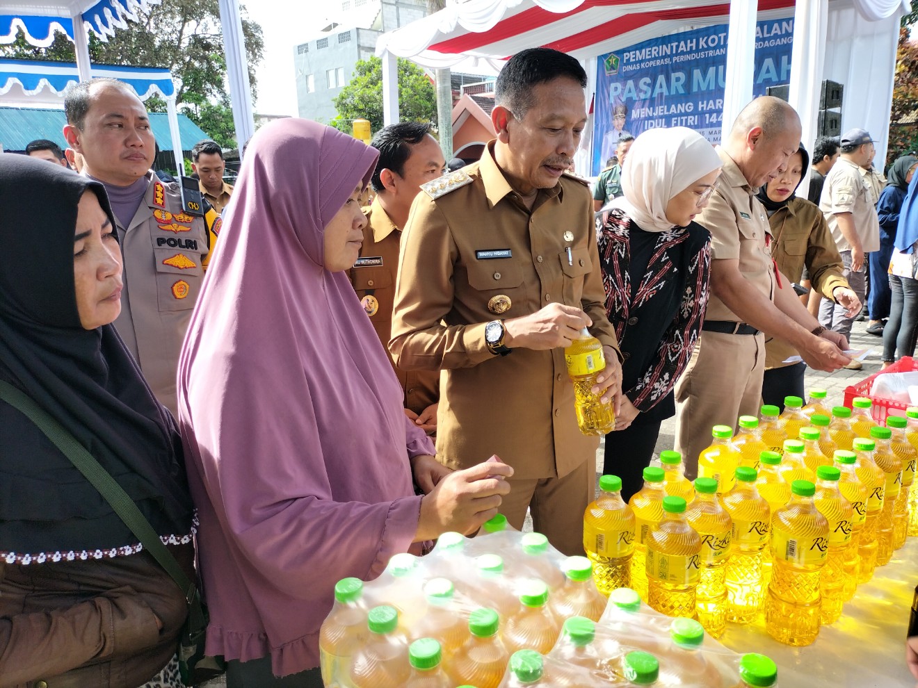 Pemkot Malang menggelar pasar murah di Lapangan Merjosari, Selasa (11/3). Pasar murah merambah lima kecamatan sampai menjelang Lebaran. Foto: Tugusatu/Bagus Suryo