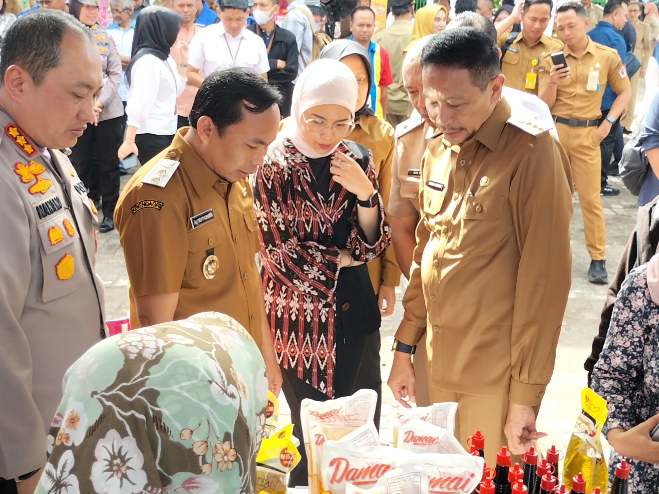 Ketua DPRD Kota Malang Amithya Ratnanggani Sirraduhita (kedua dari kanan) turut mengawasi peredaran minyak goreng selama Ramadan dan menjelang Ramadan bersama Pemkot Malang. Foto: Tugusatu/Bagus Suryo