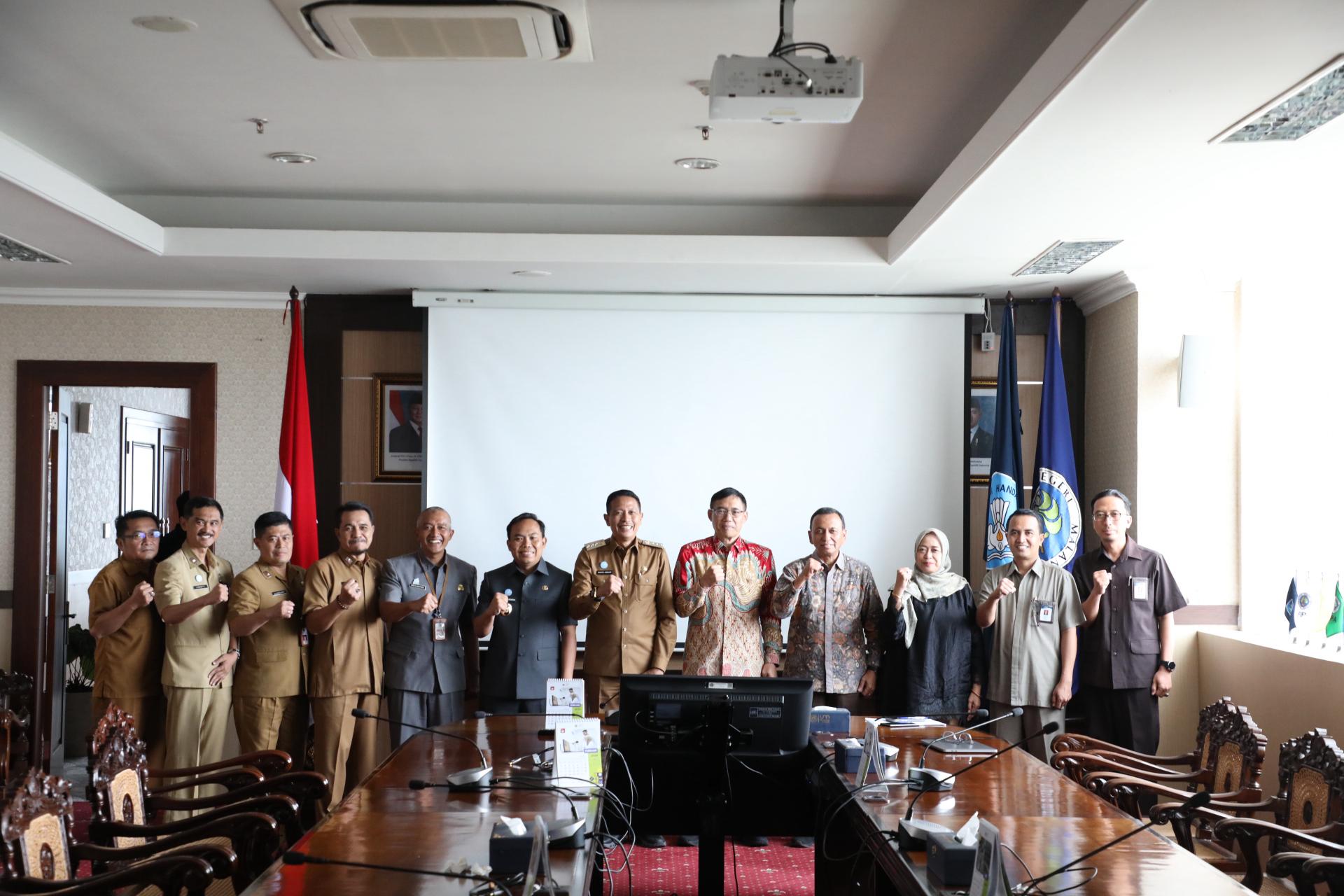 Pemkot Malang dan Universitas Negeri Malang mencari solusi soal pinjam pakai lahan yang kini ditempati SMPN 4 Malang, SMAN 8 Malang, SDN Sumbersari 3, dan SDN Percobaan 1. Foto: Dok Bagian Prokompim Kota Malang