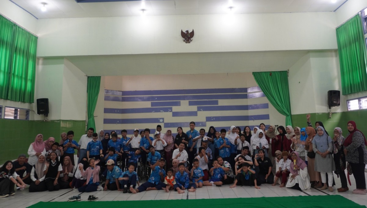 Siswa, orang tua dan guru SLB YPAC Malang mengikuti halalbihalal.