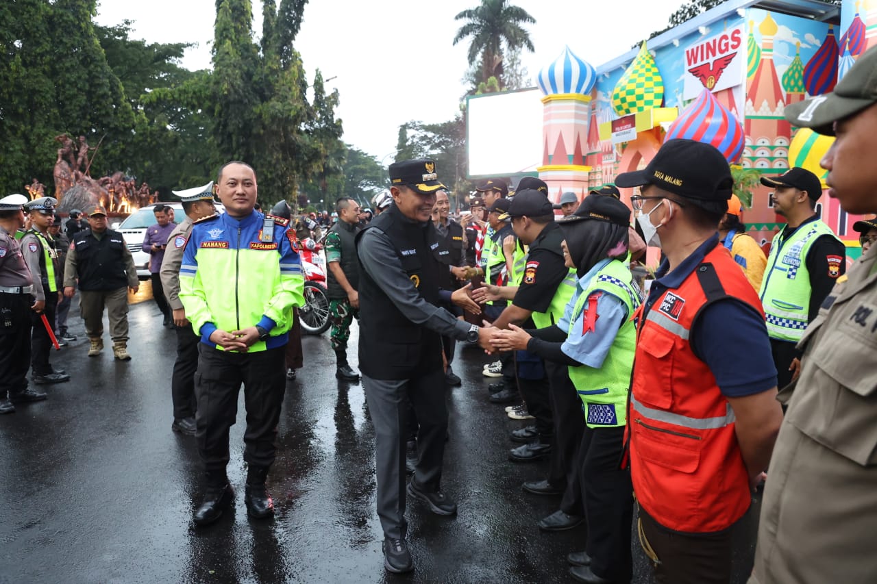 Wali Kota Malang Wahyu Hidayat dan Kapolresta Malang Kota Kombes Pol Nanang Haryono mengecek kesiapan personel di posko mudik lebaran. Foto: Dok Bagian Prokompim Kota Malang