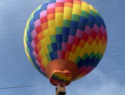 Perdana di Malang Raya, Libur Lebaran Seru Naik Balon Udara di Atas Kebun Teh Wonosari