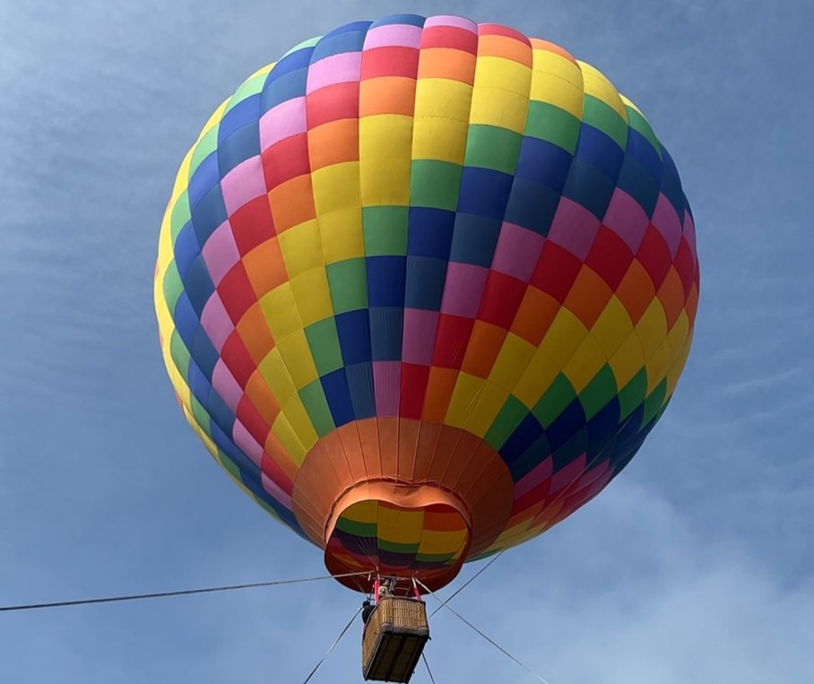 Pengunjung menikmati sensasi balon udara saat libur Lebaran Wisata Agro Wonosari di Wonosari, Kecamatan Lawang, Kabupaten Malang, Jawa Timur. Foto: ist